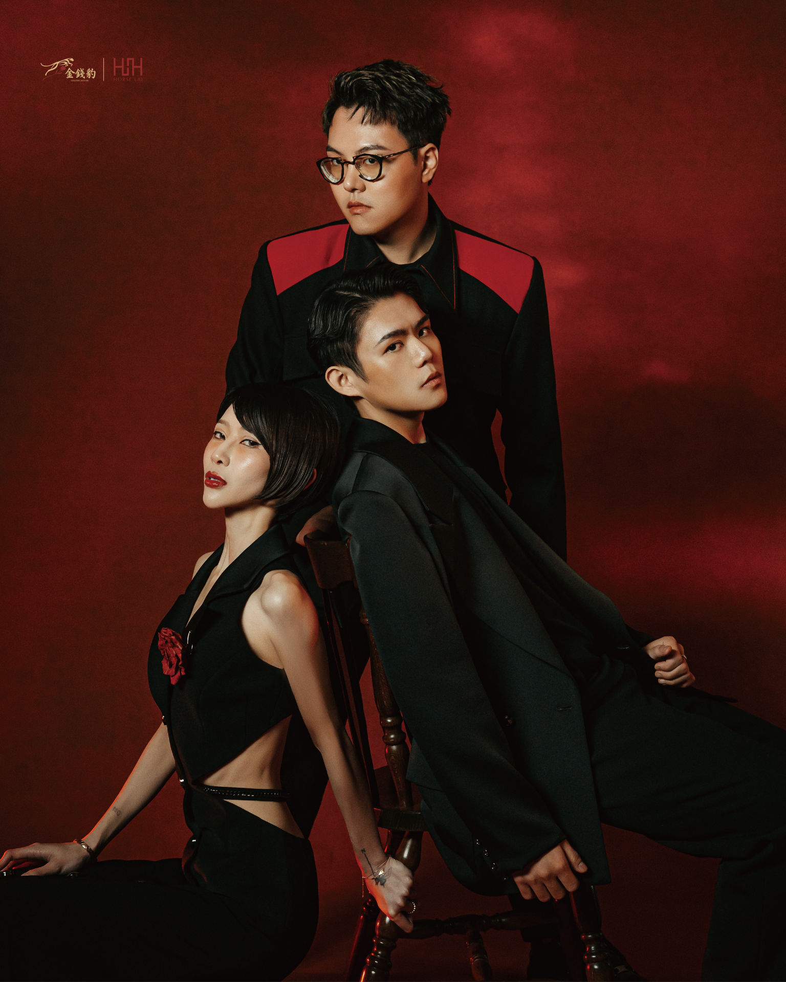 金錢豹 此次攜手時裝品牌 HORSE LAI 展開聯名合作，由 Sora 身著 HORSE LAI SS26 系列《緋影 Scarlet Shadow》形象演繹，以「豹與玫瑰」為設計敘事起點。豹象徵金錢豹所代表的力量與場域氣場，玫瑰則源自《緋影 Scarlet Shadow》核心標誌，黑紅視覺語彙交織出力量與優雅並存的品牌新篇章。